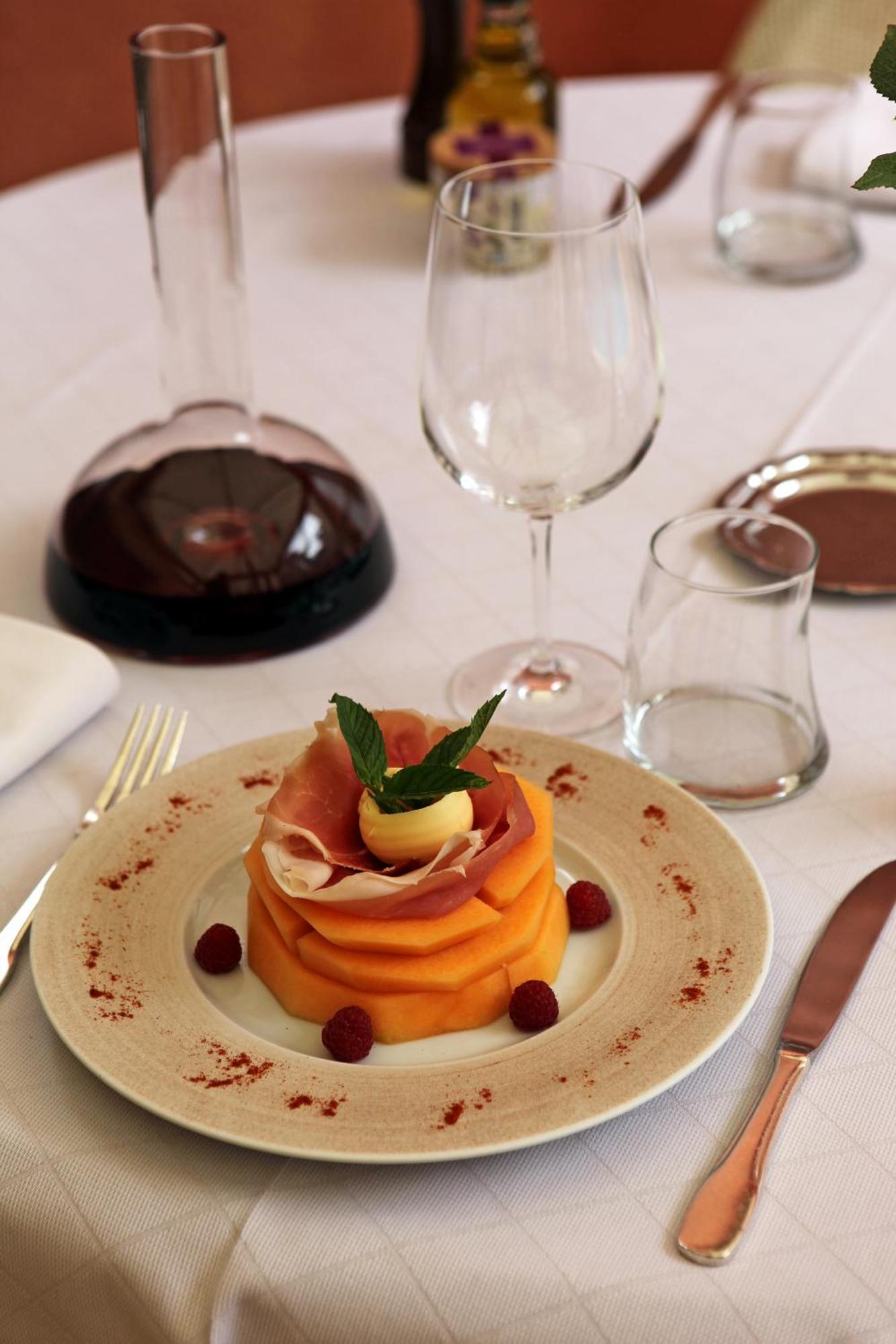 Logis Hotel Restaurant De La Paix Lodève Kültér fotó